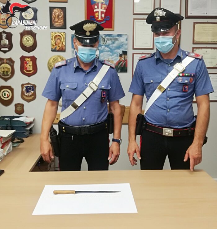 Cassino, violenta lite all'interno di un esercizio commerciale: uomo ferito da una persona con un coltello da 25 centimetri