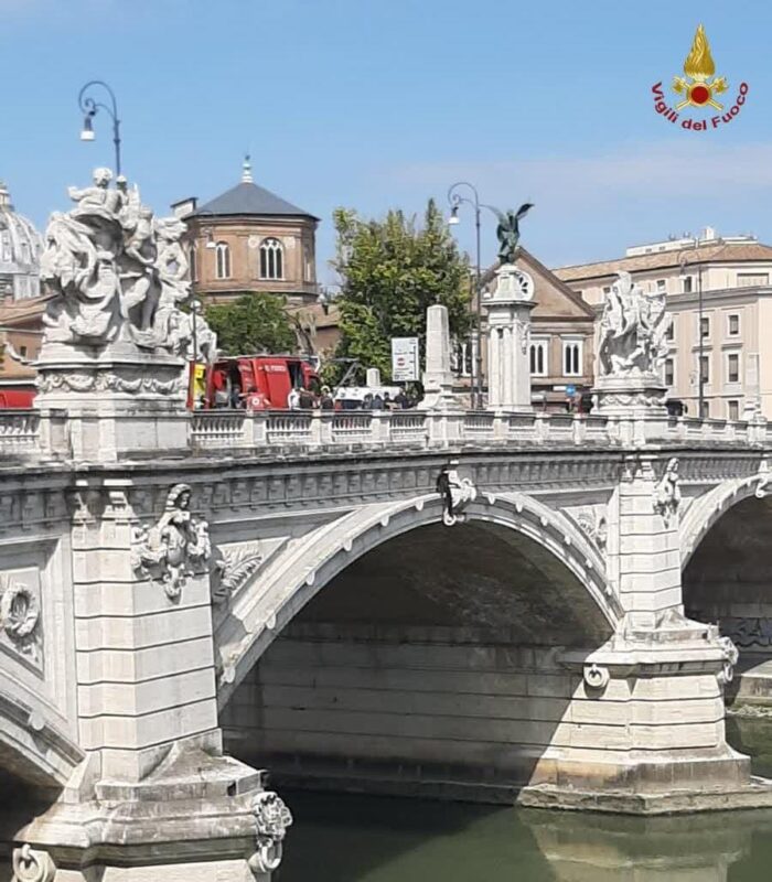 roma ponte vittorio emanuele salvataggio vigili fuoco