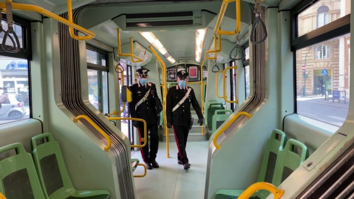 Tuscolano crea panico bus inveisce contro Carabinieri