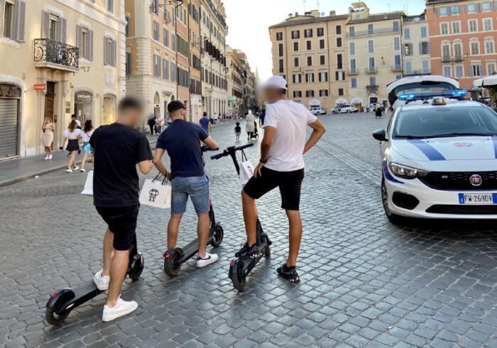 Monopattini illeciti contestati Centro Storico Roma