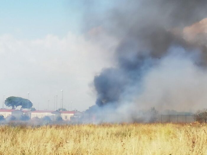 Ciampino, incendio vicino l'ingresso Sorgente Appia: prestate massima attenzione