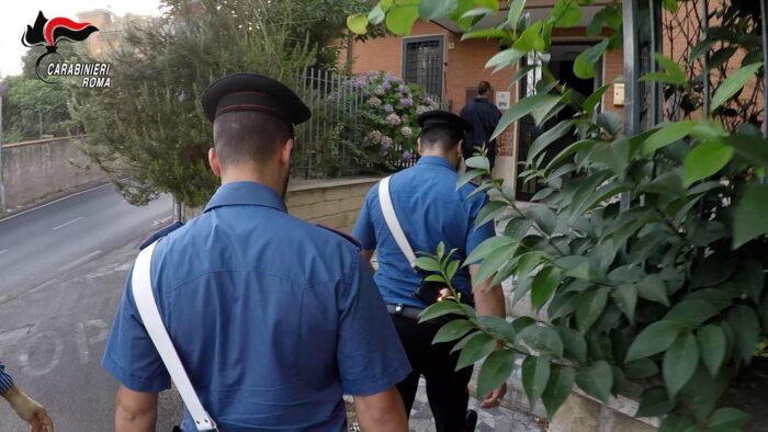 Cinecittà, deve scontare i domiciliari a casa della madre, ma chiama i Carabinieri perché vuole andarsene: troppe liti