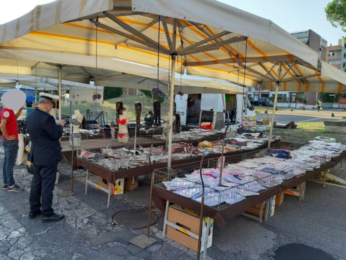 Ciampino, controlli al mercato: non fornisce la tracciabilità delle merci e occupa il doppio dello spazio consentito