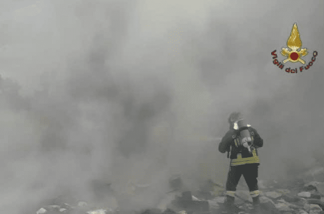 Via di Salone, strada chiusa per incendio. La situazione in diretta