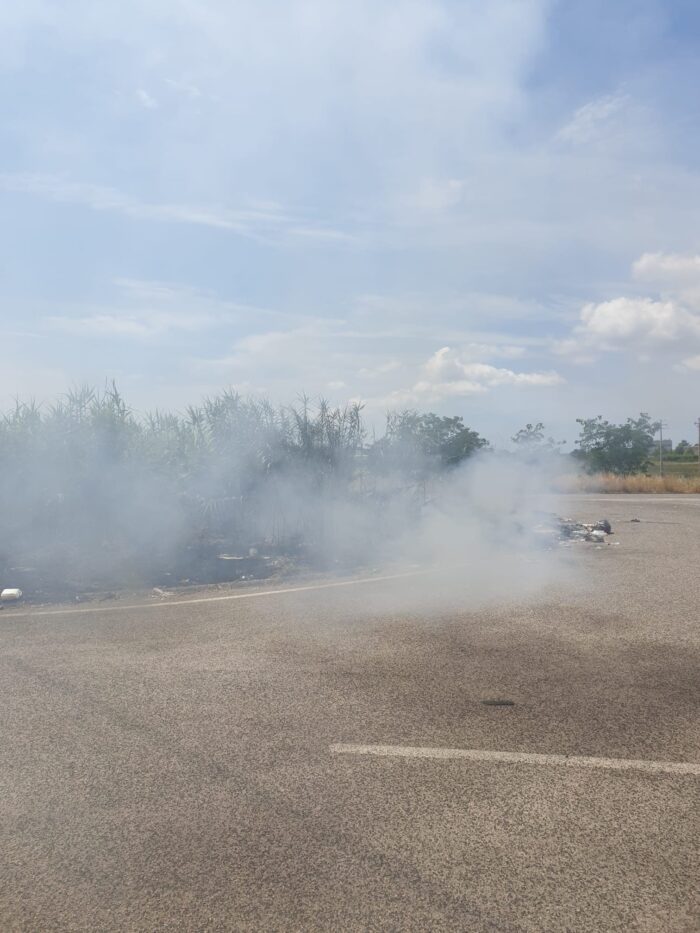 Pontina, frazione di Mazzocchio: discariche abusive date alle fiamme. Aria irrespirabile e pericolo per i cittadini