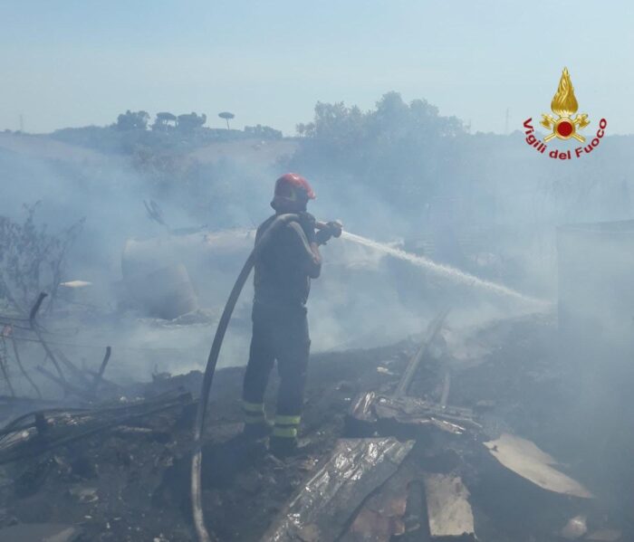 Roma. Divino Amore, incendio di sterpi in via di Porta Medaglia