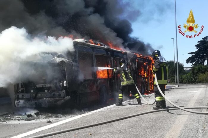 Roma, bus in fiamme in viale Regina Margherita: in corso gli accertamenti