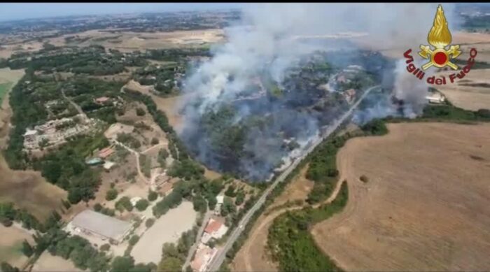 Castel di Guido incendio sterpaglie