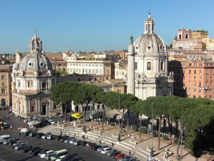 Roma, pino caduto a piazza Venezia: l’albero non mostrava segni di malattia