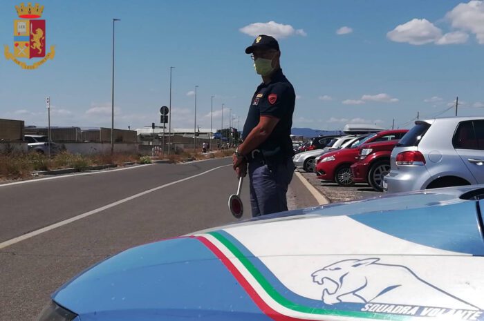 Castel Fusano. Rapina una donna in spiaggia e fugge scalzo