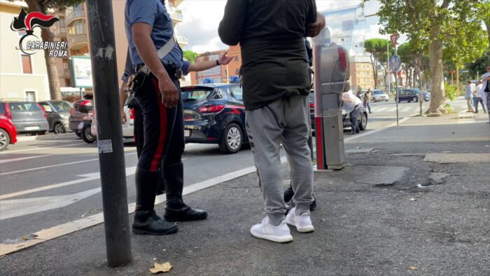 roma alessandrino furto alcolici supermercato carabiniere borghese