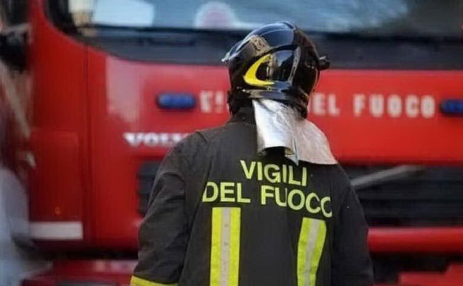 Roma, quattro auto in fiamme su Via Latina: strada chiusa