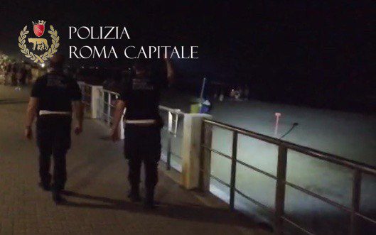 Ferragosto di controlli da parte della Polizia Locale, task force sul litorale romano. Chiuso stabilimento per assembramenti