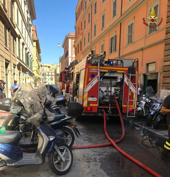 Salario, incendio in un appartamento: le fiamme invadono tutte le stanze