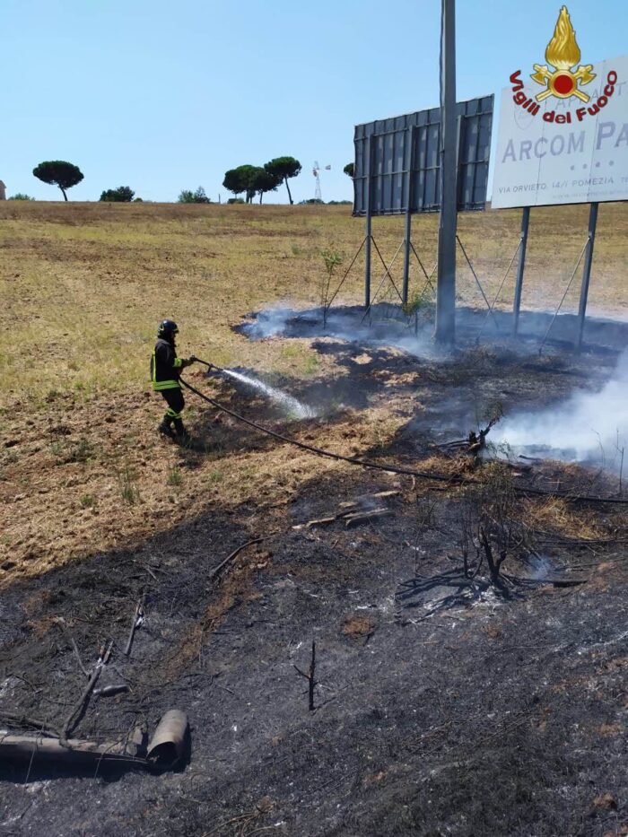 pontina incendio sterpaglie pomezia