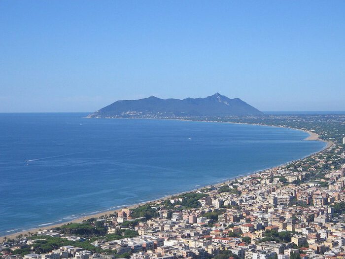 Terracina, chiuso uno stabilimento balneare per la sanificazione: c'era una ragazza positiva di rientro dalla Sardegna