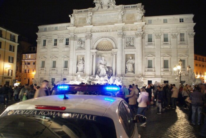 Roma, bagno nella Fontana di Trevi: multato un turista inglese