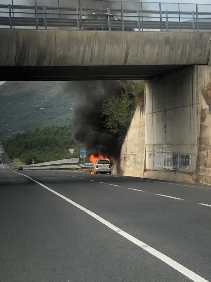 Autostrada A1, auto in fiamme tra Valmontone e Roma Sud: code verso la Capitale