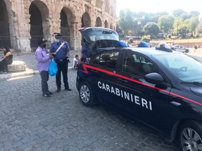 roma colosseo venditori abusivi