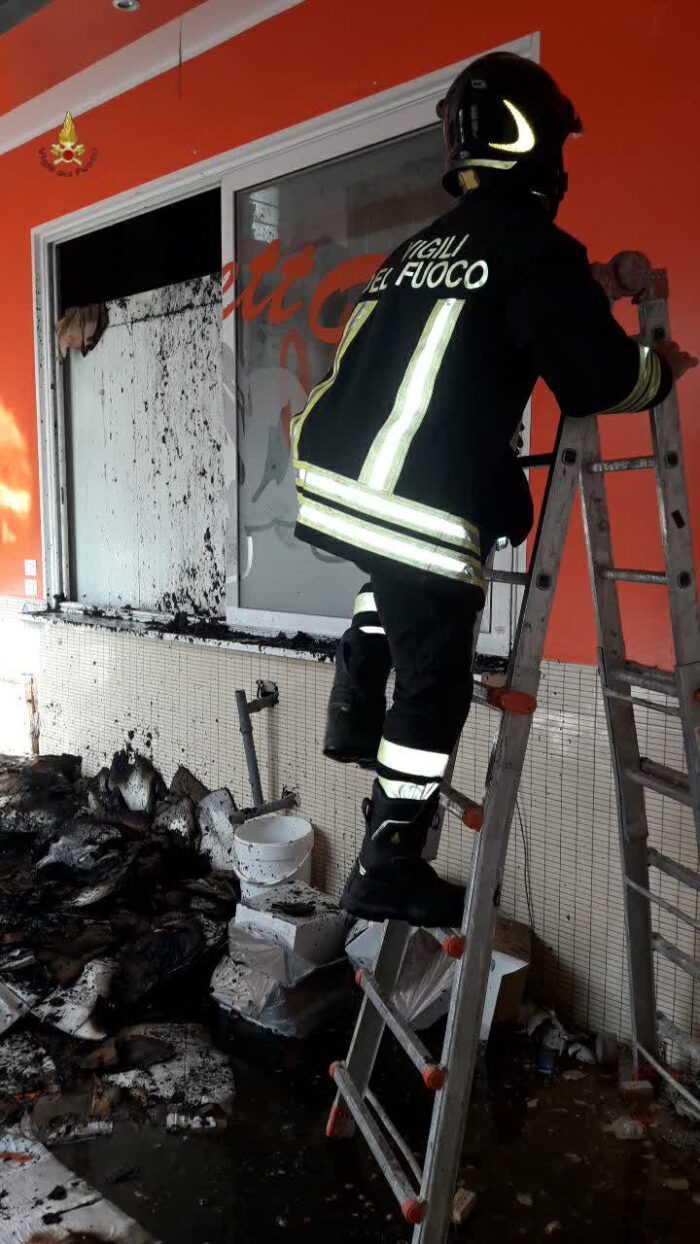 Capannelle, incendio in un'attività commerciale: si lavora sulla messa in sicurezza