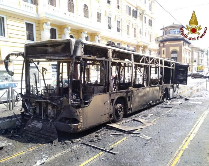 Roma, bus in fiamme in viale Regina Margherita: in corso gli accertamenti