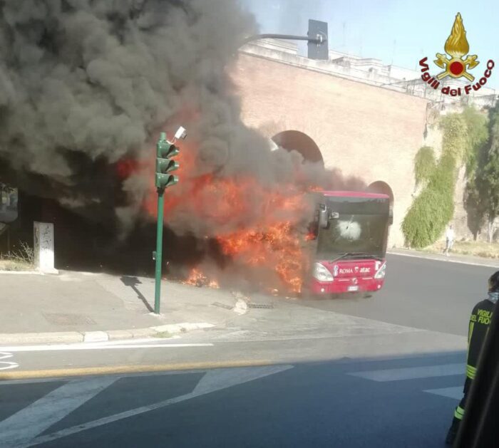 San Lorenzo, ancora un bus Atac in fiamme oggi
