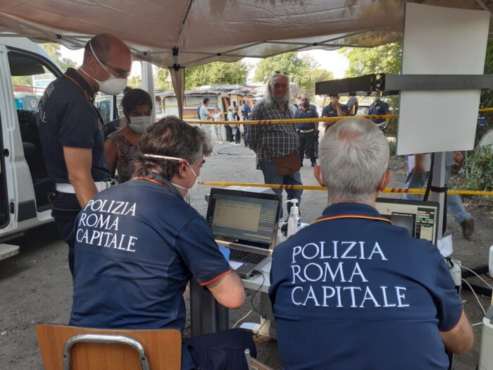 Roma, sgomberato un insediamento abusivo in Via del Foro Italico