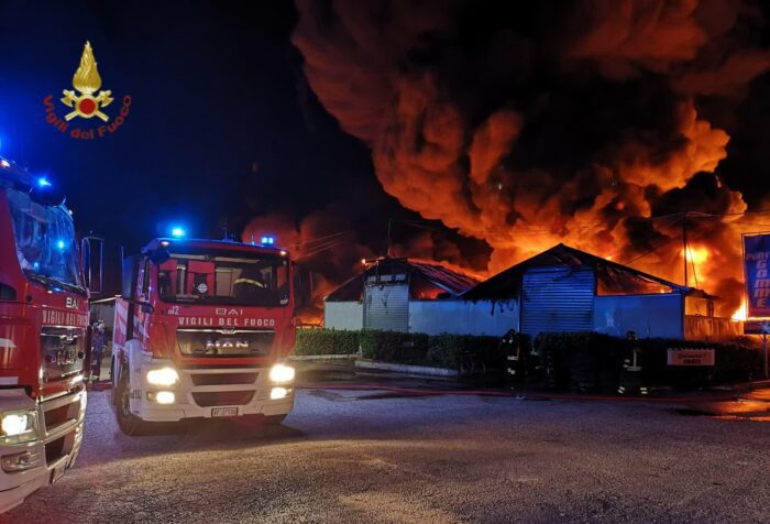 pomezia incendio attività industriale