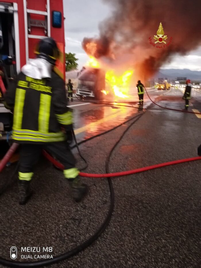 Barriera di Roma Est, incendio stamattina: autoarticolato completamente avvolto dalle fiamme in strada