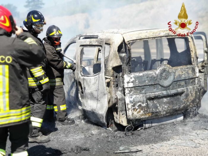 a1 diramazione roma nord auto fiamme