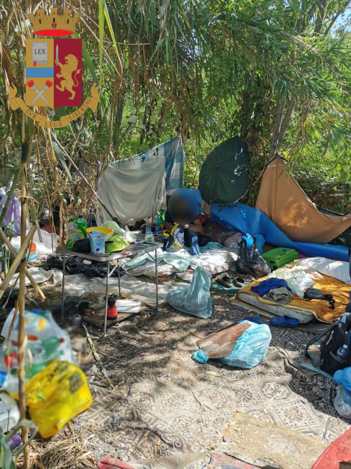 Roma sgombero insediamento Appia Antica