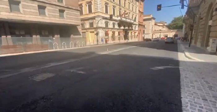 roma piano sanpietrini rimozione storica pavimentazione asfalto