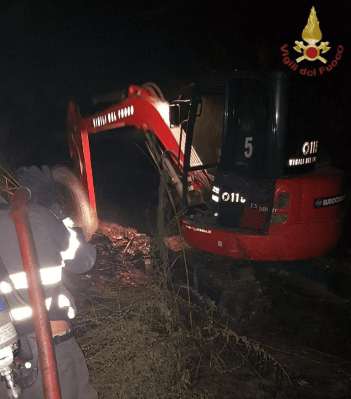 Incendio viadotto della Magliana rifiuti fiamme