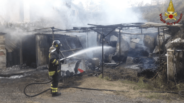 Incendio Zagarolo fiamme rifiuti baracche