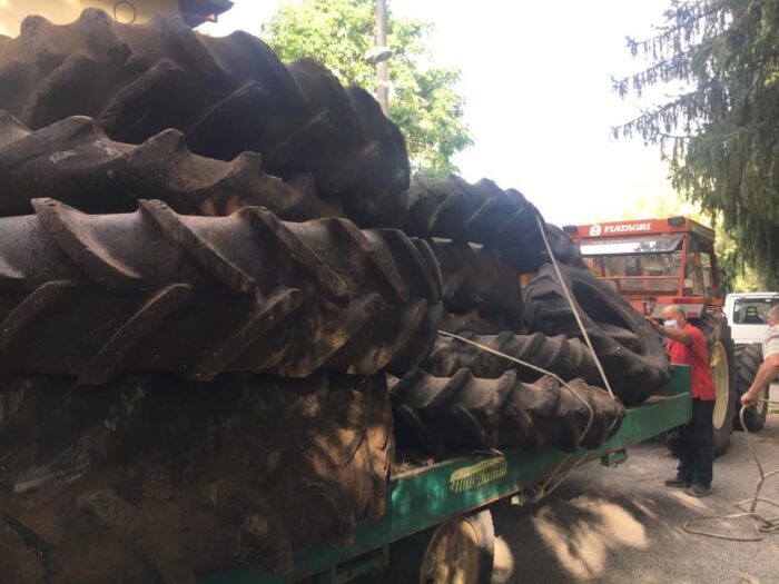 Alatri, i volontari di Fare Verde rimuovono rifiuti ed enormi pneumatici all'ex campo di internamento ‘Le Fraschette‘