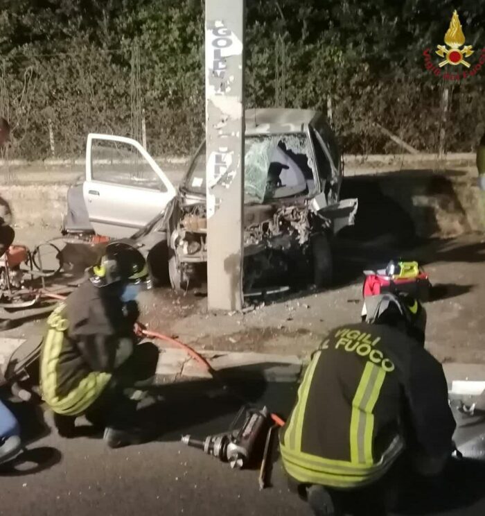Spaventoso incidente sulla Tangenziale Est: vettura si schianta contro un palo
