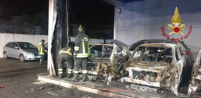 Civitavecchia, furioso incendio in un concessionario d'auto nella notte