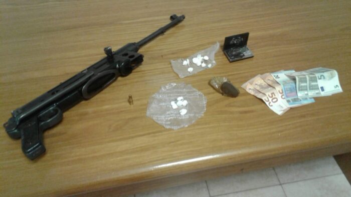 Grottaferrata, pusher 26enne del luogo pizzicato a spacciare cocaina e hashish: a casa aveva anche un fucile automatico