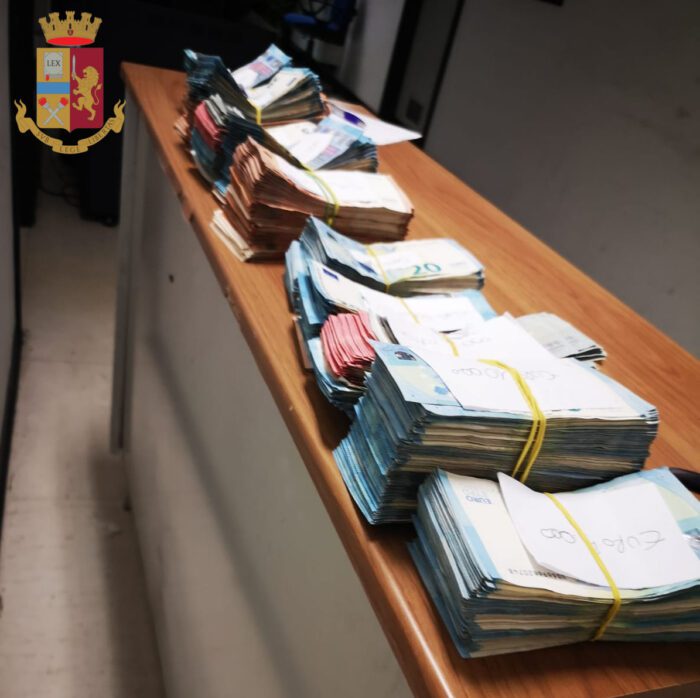 Ottavia. Ricercato per droga dal 2016, chiacchiera con un amico in auto: rinvenuta una busta con 120mila euro in contanti