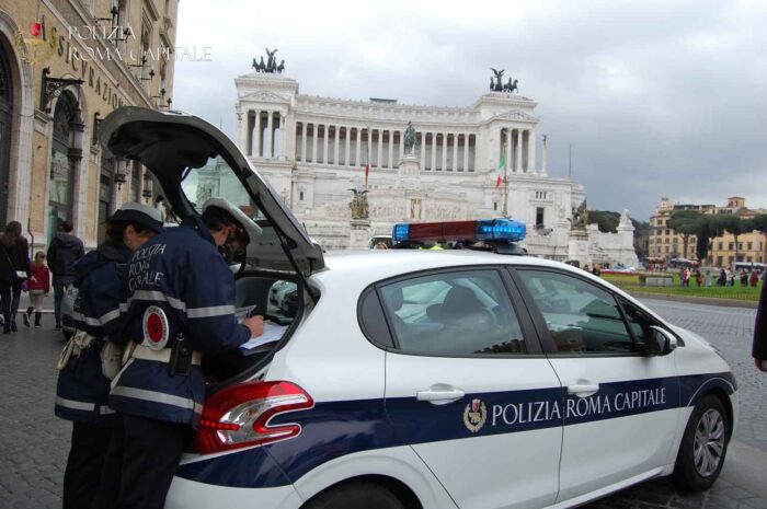 Roma, folle inseguimento per le vie del centro: auto finisce sui gradini dell'Altare della Patria