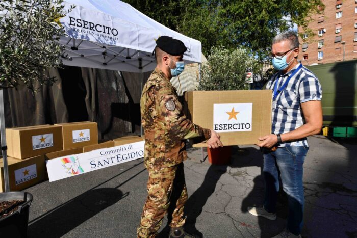 I militari dell’Esercito impegnati nell’Operazione “Strade Sicure” donano generi di prima necessità alla comunità di Sant’Egidio
