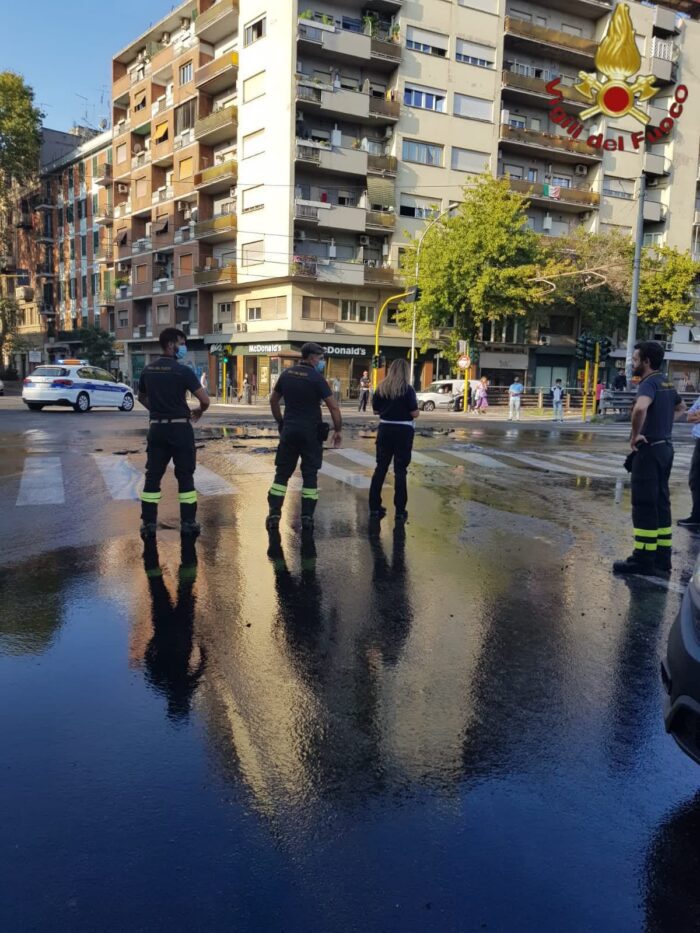 Roma. Si rompe una tubatura acea in via Casilina: interdetta la Linea Tram-Atac e la Piazza della Marranella al traffico veicolare
