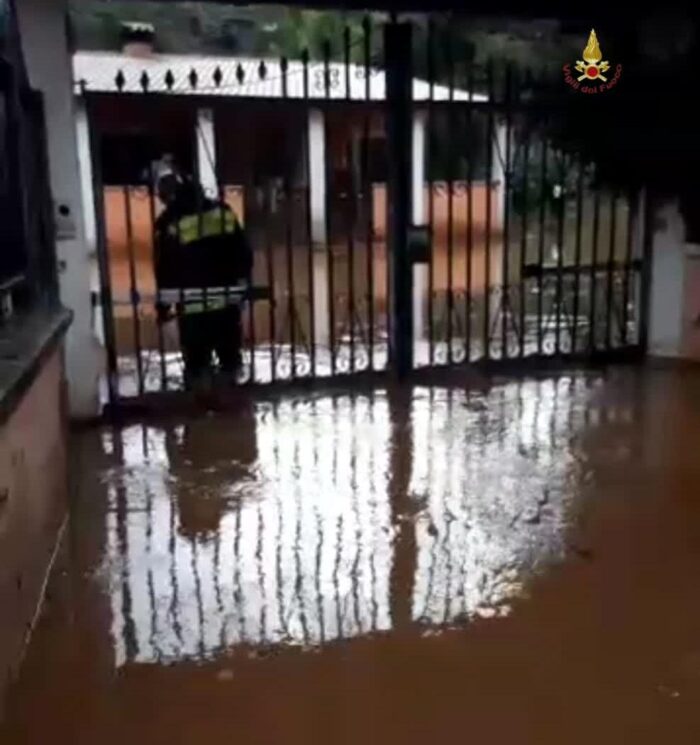 Palestrina. Canale straripato a Carchitti: le acque hanno raggiunto le strade e una villetta