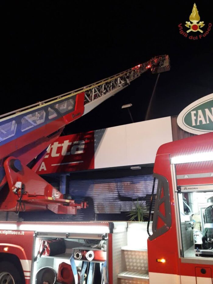 cerveteri incendio capannone articoli per la casa