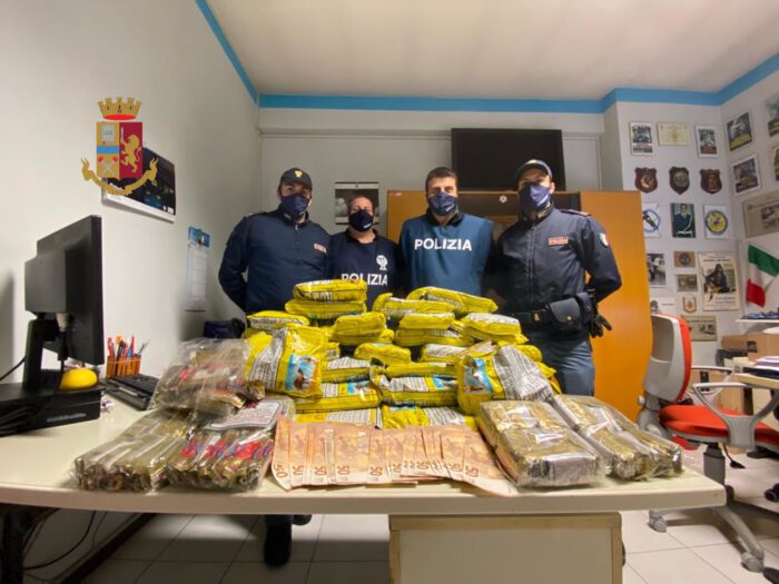 Torpignattara. Contrabbando di tabacchi: sequestrati oltre 50 kg di tabacco