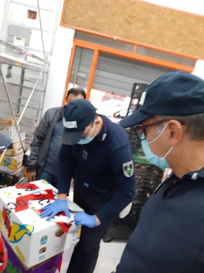 Ciampino, ortofrutta/minimarket vendeva alimenti scaduti da tempo. Tutte le irregolarità riscontrate dalla Polizia Locale