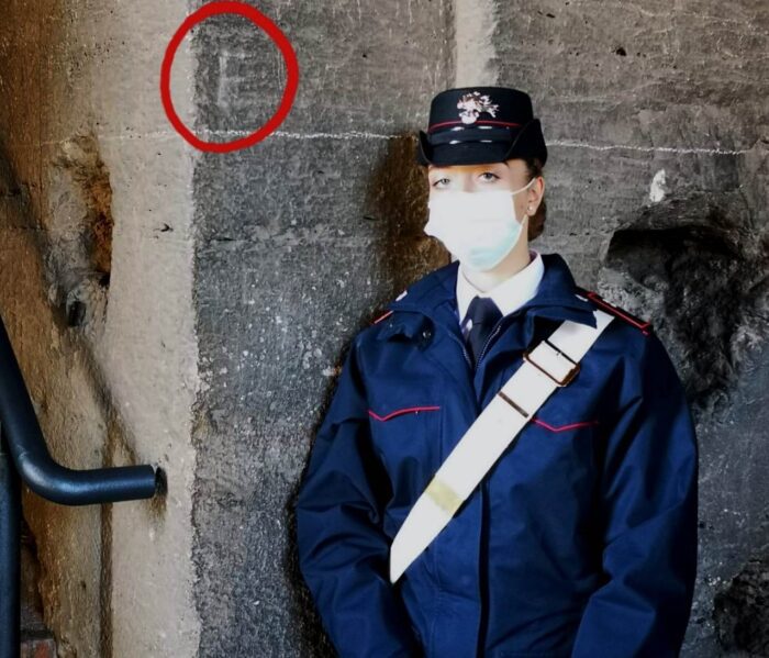 Roma sfregio Colosseo denunciata turista