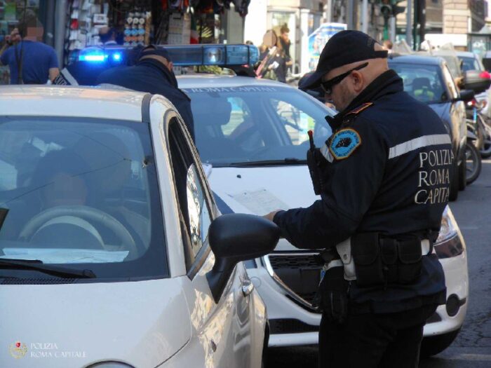 Fermati in via del Corso poiché senza mascherine e trovati con oltre un chilo di droga