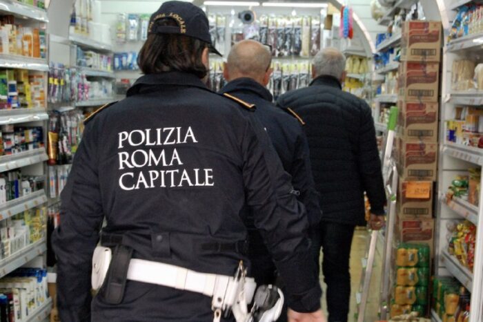 Casilino, assembramento e consumo di alcolici nel seminterrato di un minimarket: chiuso dalla Polizia Locale