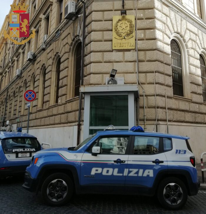 Il poliziotto che colpisce manifestante a terra durante manifestazione No Green Pass di Roma si presenta spontaneamente in questura